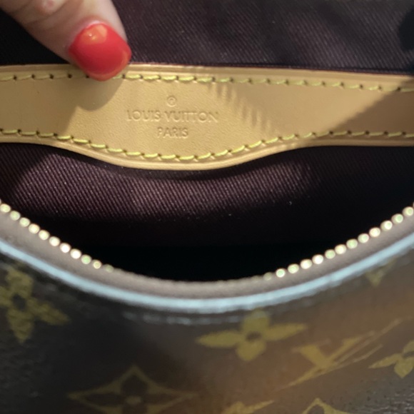 Louis Vuitton Shoulder Bag - Picture 3 of 9
